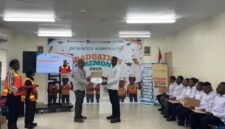 Penyerahan Sertifikat dari PTFI kepada seorang peserta pelatihan Apprentice Hospitality di Gedung Multifunction NMI Kuala Kencana, Senin (27/4/2026). (Foto: Dokumen PTFI)
