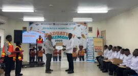 Penyerahan Sertifikat dari PTFI kepada seorang peserta pelatihan Apprentice Hospitality di Gedung Multifunction NMI Kuala Kencana, Senin (27/4/2026). (Foto: Dokumen PTFI)