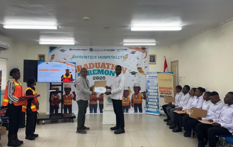 Penyerahan Sertifikat dari PTFI kepada seorang peserta pelatihan Apprentice Hospitality di Gedung Multifunction NMI Kuala Kencana, Senin (27/4/2026). (Foto: Dokumen PTFI)
