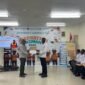 Penyerahan Sertifikat dari PTFI kepada seorang peserta pelatihan Apprentice Hospitality di Gedung Multifunction NMI Kuala Kencana, Senin (27/4/2026). (Foto: Dokumen PTFI)