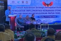 Ketua Komite Eksekutif BP3OKP, Velix Wanggai, memberikan arahan dalam Forum Koordinasi Strategis Percepatan Pembangunan Papua di Timika, Selasa (12/5/2026). (Foto: Ahmad)