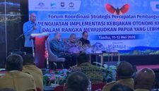 Ketua Komite Eksekutif BP3OKP, Velix Wanggai, memberikan arahan dalam Forum Koordinasi Strategis Percepatan Pembangunan Papua di Timika, Selasa (12/5/2026). (Foto: Ahmad)