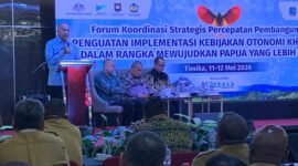 Ketua Komite Eksekutif BP3OKP, Velix Wanggai, memberikan arahan dalam Forum Koordinasi Strategis Percepatan Pembangunan Papua di Timika, Selasa (12/5/2026). (Foto: Ahmad)