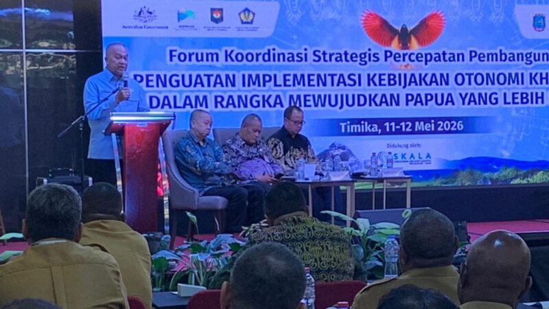Ketua Komite Eksekutif BP3OKP, Velix Wanggai, memberikan arahan dalam Forum Koordinasi Strategis Percepatan Pembangunan Papua di Timika, Selasa (12/5/2026). (Foto: Ahmad)