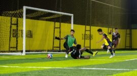 Momen pertandingan SMK Petra melawan SMA Negeri 6 pada laga perdana Kapolda Cup II Minia Soccer di Goldstone Arena Mini Soccer, Timika, Papua Tengah, Selasa (12/5/2026). (Foto: Istimewa/Fernando Rio)