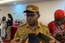  Bupati Waropen, Fransiscus Xaverius Mote saat diwawancarai awak media di Hotel Horison Diana, Selasa 12 Mei 2026 malam. (Foto: Galeri Papua/Ahmad)