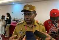  Bupati Waropen, Fransiscus Xaverius Mote saat diwawancarai awak media di Hotel Horison Diana, Selasa 12 Mei 2026 malam. (Foto: Galeri Papua/Ahmad)