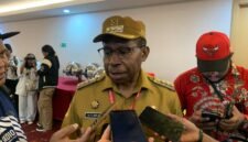 Bupati Waropen, Fransiscus Xaverius Mote saat diwawancarai awak media di Hotel Horison Diana, Selasa 12 Mei 2026 malam. (Foto: Galeri Papua/Ahmad)
