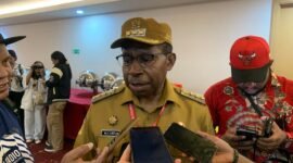  Bupati Waropen, Fransiscus Xaverius Mote saat diwawancarai awak media di Hotel Horison Diana, Selasa 12 Mei 2026 malam. (Foto: Galeri Papua/Ahmad)