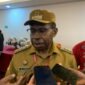  Bupati Waropen, Fransiscus Xaverius Mote saat diwawancarai awak media di Hotel Horison Diana, Selasa 12 Mei 2026 malam. (Foto: Galeri Papua/Ahmad)