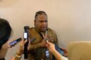 Kepala Dinas PUPR Papua Tengah, Ir. Yulianus Manuel Mambrasar, saat ditemui, Selasa malam 12 Mei 2036. (Foto: Galeri Papua/Ahmad)