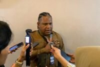 Kepala Dinas PUPR Papua Tengah, Ir. Yulianus Manuel Mambrasar, saat ditemui, Selasa malam 12 Mei 2036. (Foto: Galeri Papua/Ahmad)