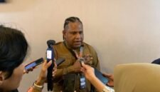 Kepala Dinas PUPR Papua Tengah, Ir. Yulianus Manuel Mambrasar, saat ditemui, Selasa malam 12 Mei 2036. (Foto: Galeri Papua/Ahmad)