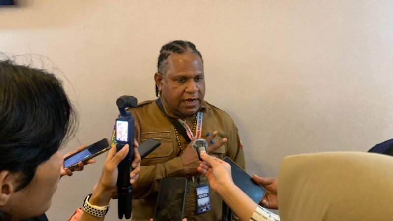 Kepala Dinas PUPR Papua Tengah, Ir. Yulianus Manuel Mambrasar, saat ditemui, Selasa malam 12 Mei 2036. (Foto: Galeri Papua/Ahmad)
