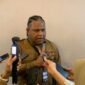 Kepala Dinas PUPR Papua Tengah, Ir. Yulianus Manuel Mambrasar, saat ditemui, Selasa malam 12 Mei 2036. (Foto: Galeri Papua/Ahmad)