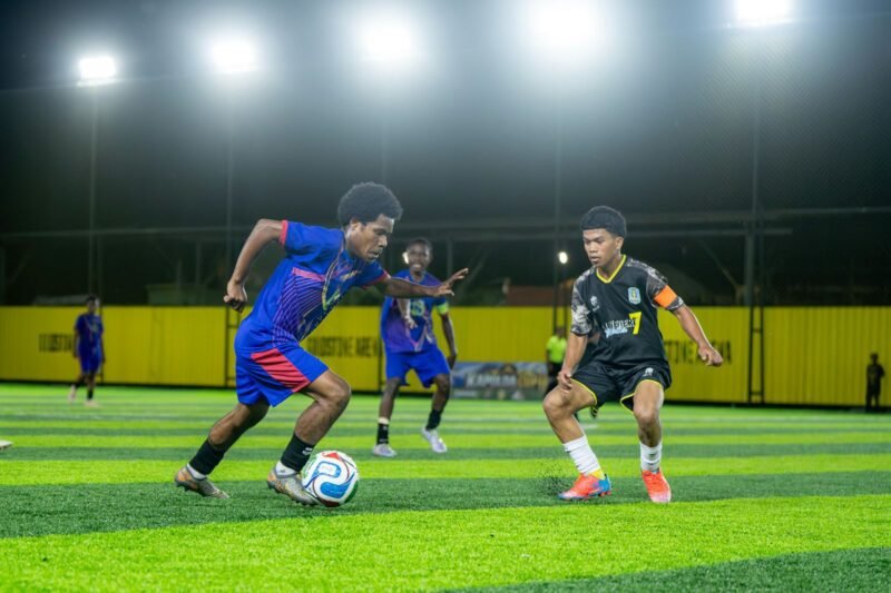 SMA Negeri 7 menghadapi SMK Negeri 1 pada babak penyisihan Kapolda Cup II Mini Soccer 2026 tingkat SMA se-Kabupaten Mimika di Goldstone Arena, Timika, Rabu (13/5/2026) sore. (Foto: Istimewa/Fernando Rio)