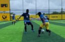 Pemain SMK TB (jersey biru muda kuning) dan SMK Kasih Refael (jersey biru tua) berebut bola di Goldstone Arena, Jumat (15/5/2026). (Foto: Galeri Papua/Ahmad)