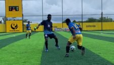 Pemain SMK TB (jersey biru muda kuning) dan SMK Kasih Refael (jersey biru tua) berebut bola di Goldstone Arena, Jumat (15/5/2026). (Foto: Galeri Papua/Ahmad)