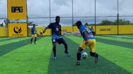 Pemain SMK TB (jersey biru muda kuning) dan SMK Kasih Refael (jersey biru tua) berebut bola di Goldstone Arena, Jumat (15/5/2026). (Foto: Galeri Papua/Ahmad)