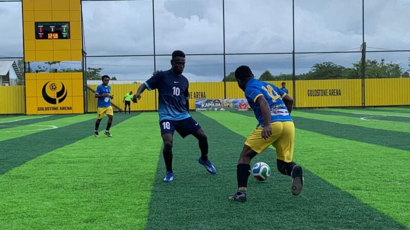 Pemain SMK TB (jersey biru muda kuning) dan SMK Kasih Refael (jersey biru tua) berebut bola di Goldstone Arena, Jumat (15/5/2026). (Foto: Galeri Papua/Ahmad)