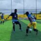 Pemain SMK TB (jersey biru muda kuning) dan SMK Kasih Refael (jersey biru tua) berebut bola di Goldstone Arena, Jumat (15/5/2026). (Foto: Galeri Papua/Ahmad)