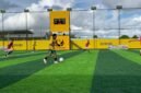  (Jersey kuning hijau) seorang pemain SMANSA sedang menguasai bola dan hendak menyerang pertahanan SMAN 4 Mimika dalam lanjutan turnamen Mini Soccer Kapolda Cup II. Bertanding di Goldstone Arena, Jumat (15/5/2026). (Foto: Galeri Papua/Ahmad)