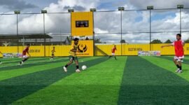  (Jersey kuning hijau) seorang pemain SMANSA sedang menguasai bola dan hendak menyerang pertahanan SMAN 4 Mimika dalam lanjutan turnamen Mini Soccer Kapolda Cup II. Bertanding di Goldstone Arena, Jumat (15/5/2026). (Foto: Galeri Papua/Ahmad)