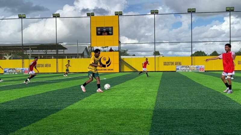  (Jersey kuning hijau) seorang pemain SMANSA sedang menguasai bola dan hendak menyerang pertahanan SMAN 4 Mimika dalam lanjutan turnamen Mini Soccer Kapolda Cup II. Bertanding di Goldstone Arena, Jumat (15/5/2026). (Foto: Galeri Papua/Ahmad)