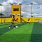  (Jersey kuning hijau) seorang pemain SMANSA sedang menguasai bola dan hendak menyerang pertahanan SMAN 4 Mimika dalam lanjutan turnamen Mini Soccer Kapolda Cup II. Bertanding di Goldstone Arena, Jumat (15/5/2026). (Foto: Galeri Papua/Ahmad)