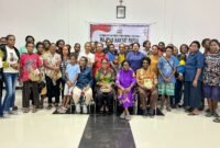 Foto bersama usai kegiatan penjaringan aspirasi dan dengar pendapat kaum perempuan yang digelar oleh Kelompok Kerja (Pokja) Perempuan Majelis Rakyat Papua (MRP) Provinsi Papua Tengah di Aula Gabriel, Gereja Katolik St. Stefanus Sempan, Kabupaten Mimika, Jumat (15/5/2026). (Foto: Galeri Papua/Endy Langobelen)