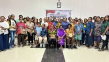 Foto bersama usai kegiatan penjaringan aspirasi dan dengar pendapat kaum perempuan yang digelar oleh Kelompok Kerja (Pokja) Perempuan Majelis Rakyat Papua (MRP) Provinsi Papua Tengah di Aula Gabriel, Gereja Katolik St. Stefanus Sempan, Kabupaten Mimika, Jumat (15/5/2026). (Foto: Galeri Papua/Endy Langobelen)