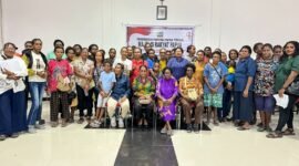 Foto bersama usai kegiatan penjaringan aspirasi dan dengar pendapat kaum perempuan yang digelar oleh Kelompok Kerja (Pokja) Perempuan Majelis Rakyat Papua (MRP) Provinsi Papua Tengah di Aula Gabriel, Gereja Katolik St. Stefanus Sempan, Kabupaten Mimika, Jumat (15/5/2026). (Foto: Galeri Papua/Endy Langobelen)