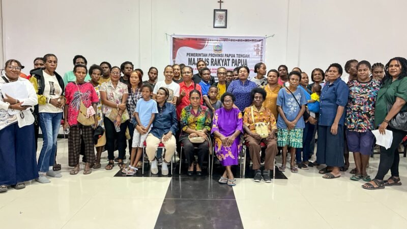 Foto bersama usai kegiatan penjaringan aspirasi dan dengar pendapat kaum perempuan yang digelar oleh Kelompok Kerja (Pokja) Perempuan Majelis Rakyat Papua (MRP) Provinsi Papua Tengah di Aula Gabriel, Gereja Katolik St. Stefanus Sempan, Kabupaten Mimika, Jumat (15/5/2026). (Foto: Galeri Papua/Endy Langobelen)