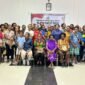 Foto bersama usai kegiatan penjaringan aspirasi dan dengar pendapat kaum perempuan yang digelar oleh Kelompok Kerja (Pokja) Perempuan Majelis Rakyat Papua (MRP) Provinsi Papua Tengah di Aula Gabriel, Gereja Katolik St. Stefanus Sempan, Kabupaten Mimika, Jumat (15/5/2026). (Foto: Galeri Papua/Endy Langobelen)