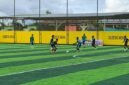 Aksi penggawa SMK Negeri 2 Mimika saat menguasai bola dalam laga lanjutan Kapolda Cup II melawan SMA YPK Timika di Goldstone Arena, Sabtu (16/5/2026). (Foto: Galeri Papua/Ahmad)