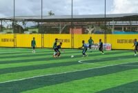 Aksi penggawa SMK Negeri 2 Mimika saat menguasai bola dalam laga lanjutan Kapolda Cup II melawan SMA YPK Timika di Goldstone Arena, Sabtu (16/5/2026). (Foto: Galeri Papua/Ahmad)