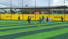 Aksi penggawa SMK Negeri 2 Mimika saat menguasai bola dalam laga lanjutan Kapolda Cup II melawan SMA YPK Timika di Goldstone Arena, Sabtu (16/5/2026). (Foto: Galeri Papua/Ahmad)