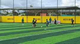 Aksi penggawa SMK Negeri 2 Mimika saat menguasai bola dalam laga lanjutan Kapolda Cup II melawan SMA YPK Timika di Goldstone Arena, Sabtu (16/5/2026). (Foto: Galeri Papua/Ahmad)