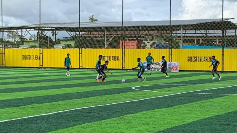 Aksi penggawa SMK Negeri 2 Mimika saat menguasai bola dalam laga lanjutan Kapolda Cup II melawan SMA YPK Timika di Goldstone Arena, Sabtu (16/5/2026). (Foto: Galeri Papua/Ahmad)