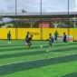 Aksi penggawa SMK Negeri 2 Mimika saat menguasai bola dalam laga lanjutan Kapolda Cup II melawan SMA YPK Timika di Goldstone Arena, Sabtu (16/5/2026). (Foto: Galeri Papua/Ahmad)