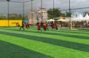 Duel sengit perebutan bola antara pemain SMA Negeri 5 Sentra Pendidikan dan SMA Advent dalam turnamen Mini Soccer Kapolda Cup II di Goldstone Arena, Sabtu (16/5/2026). (Foto: Galeri Papua/Ahmad)