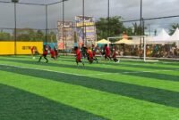 Duel sengit perebutan bola antara pemain SMA Negeri 5 Sentra Pendidikan dan SMA Advent dalam turnamen Mini Soccer Kapolda Cup II di Goldstone Arena, Sabtu (16/5/2026). (Foto: Galeri Papua/Ahmad)