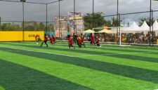 Duel sengit perebutan bola antara pemain SMA Negeri 5 Sentra Pendidikan dan SMA Advent dalam turnamen Mini Soccer Kapolda Cup II di Goldstone Arena, Sabtu (16/5/2026). (Foto: Galeri Papua/Ahmad)