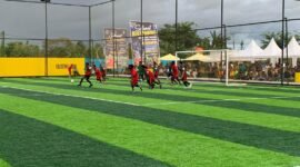 Duel sengit perebutan bola antara pemain SMA Negeri 5 Sentra Pendidikan dan SMA Advent dalam turnamen Mini Soccer Kapolda Cup II di Goldstone Arena, Sabtu (16/5/2026). (Foto: Galeri Papua/Ahmad)
