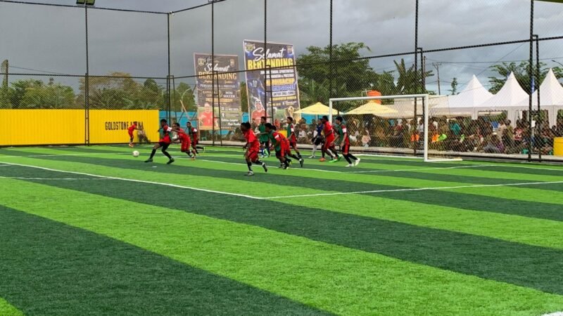 Duel sengit perebutan bola antara pemain SMA Negeri 5 Sentra Pendidikan dan SMA Advent dalam turnamen Mini Soccer Kapolda Cup II di Goldstone Arena, Sabtu (16/5/2026). (Foto: Galeri Papua/Ahmad)