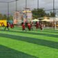 Duel sengit perebutan bola antara pemain SMA Negeri 5 Sentra Pendidikan dan SMA Advent dalam turnamen Mini Soccer Kapolda Cup II di Goldstone Arena, Sabtu (16/5/2026). (Foto: Galeri Papua/Ahmad)