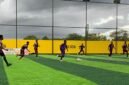 Para pemain sedang berebut bola di tengah lapangan untuk membangun serangan dalam lanjutan turnamen Mini Soccer Kapolda Cup II di Goldstone Arena, Sabtu (16/5/2026). (Foto: Galeri Papua/Ahmad)