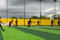 Para pemain sedang berebut bola di tengah lapangan untuk membangun serangan dalam lanjutan turnamen Mini Soccer Kapolda Cup II di Goldstone Arena, Sabtu (16/5/2026). (Foto: Galeri Papua/Ahmad)