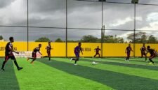 Para pemain sedang berebut bola di tengah lapangan untuk membangun serangan dalam lanjutan turnamen Mini Soccer Kapolda Cup II di Goldstone Arena, Sabtu (16/5/2026). (Foto: Galeri Papua/Ahmad)
