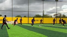 Para pemain sedang berebut bola di tengah lapangan untuk membangun serangan dalam lanjutan turnamen Mini Soccer Kapolda Cup II di Goldstone Arena, Sabtu (16/5/2026). (Foto: Galeri Papua/Ahmad)